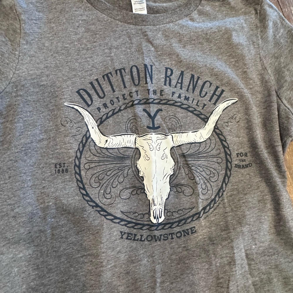 Yellowstone Gray Dutton Ranch Graphic T-Shirt - Picture 3 of 4